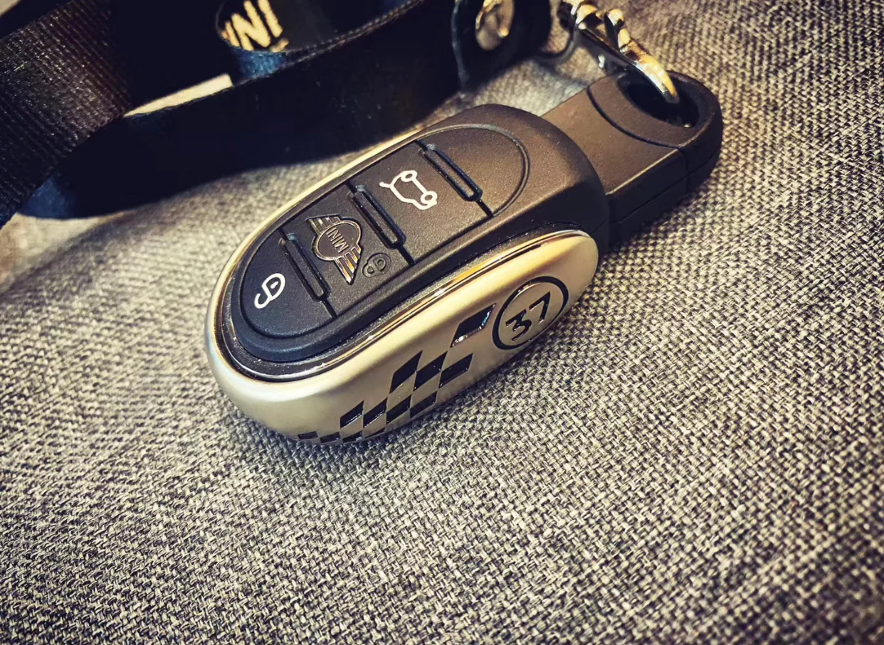 37 🏁 Checkered Design Alloy Metal Key Fob Case - Image 8